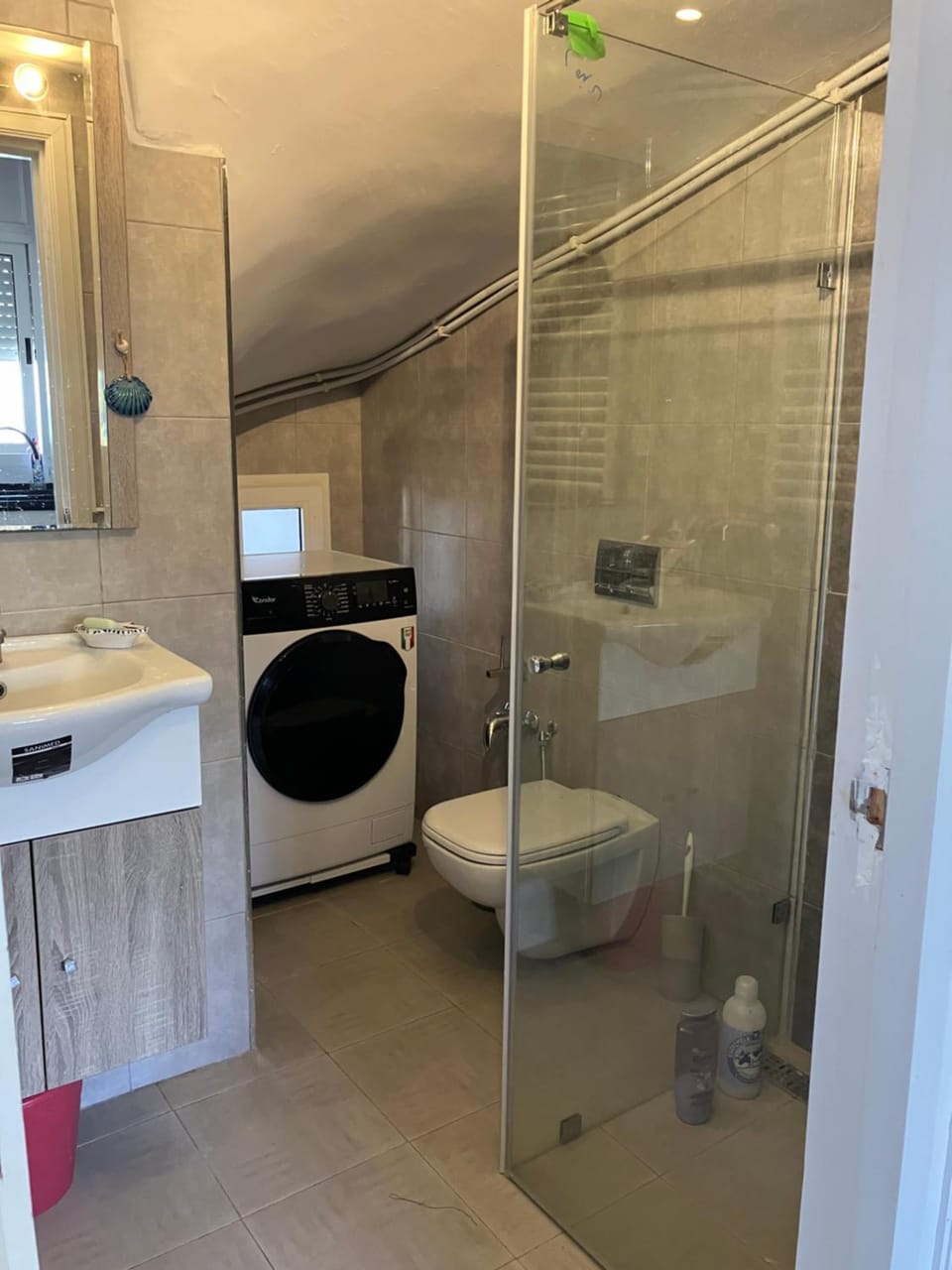 Shower, Toilet, Bathroom, towels, washing machine