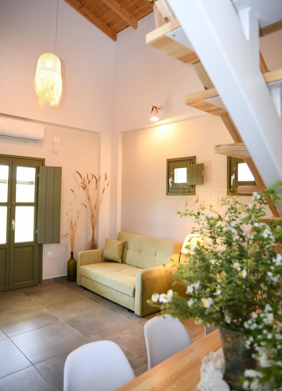 TV and multimedia, Living room, Seating area, internet, air conditioner