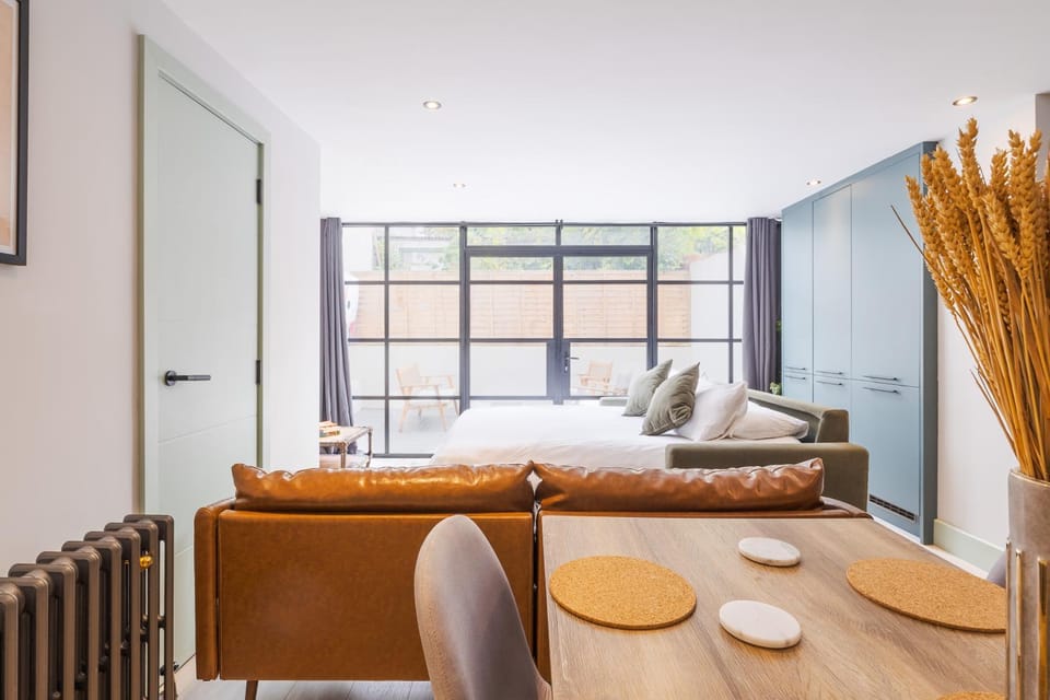 Bed, Living room, Seating area