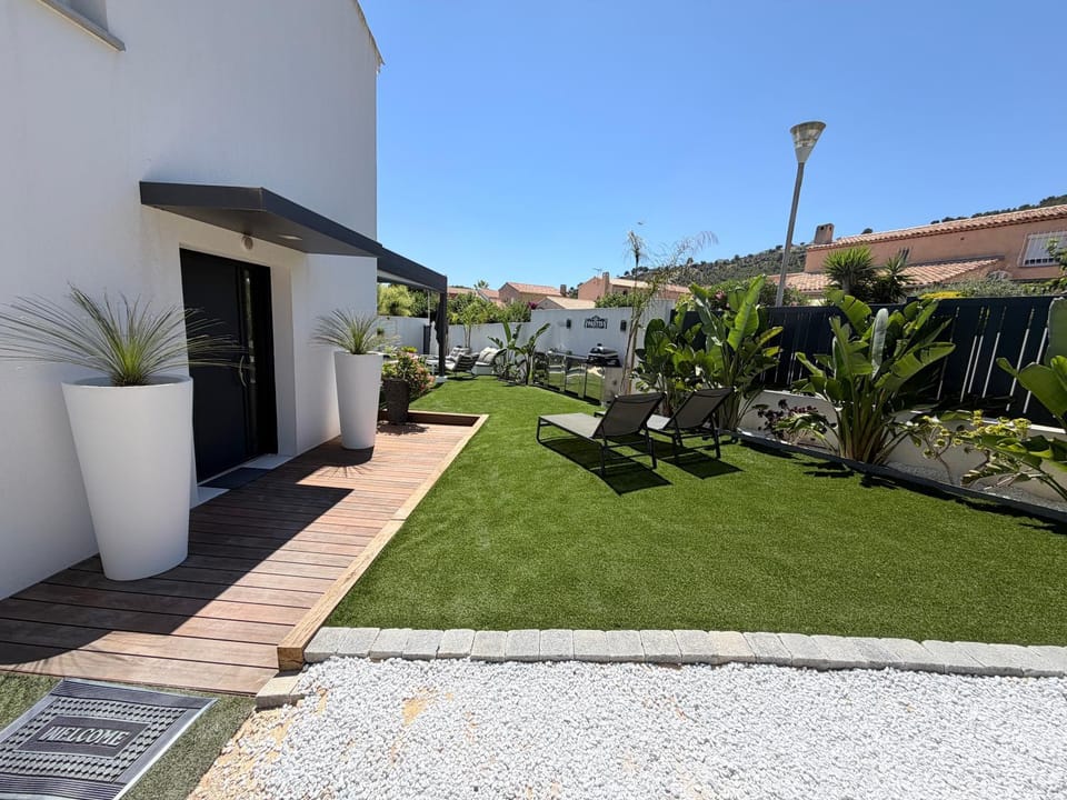 VILLA LAURANA HYERES 6 personnes Piscine chauffée House in Hyères