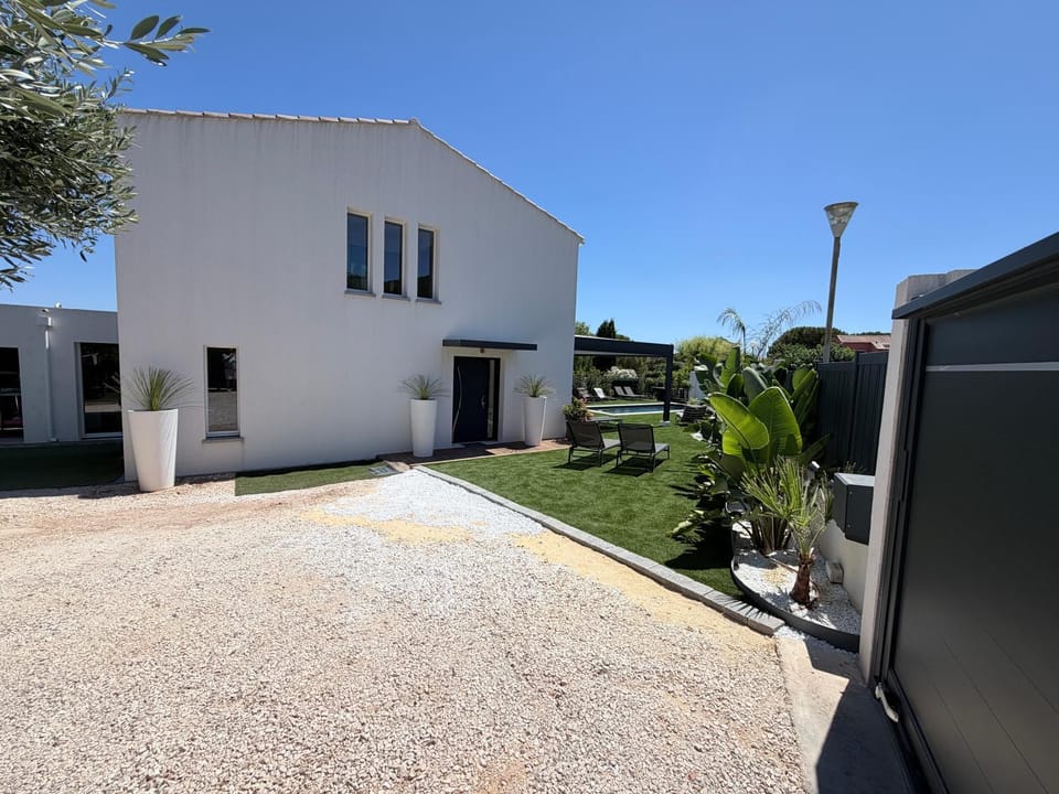 VILLA LAURANA HYERES 6 personnes Piscine chauffée House in Hyères