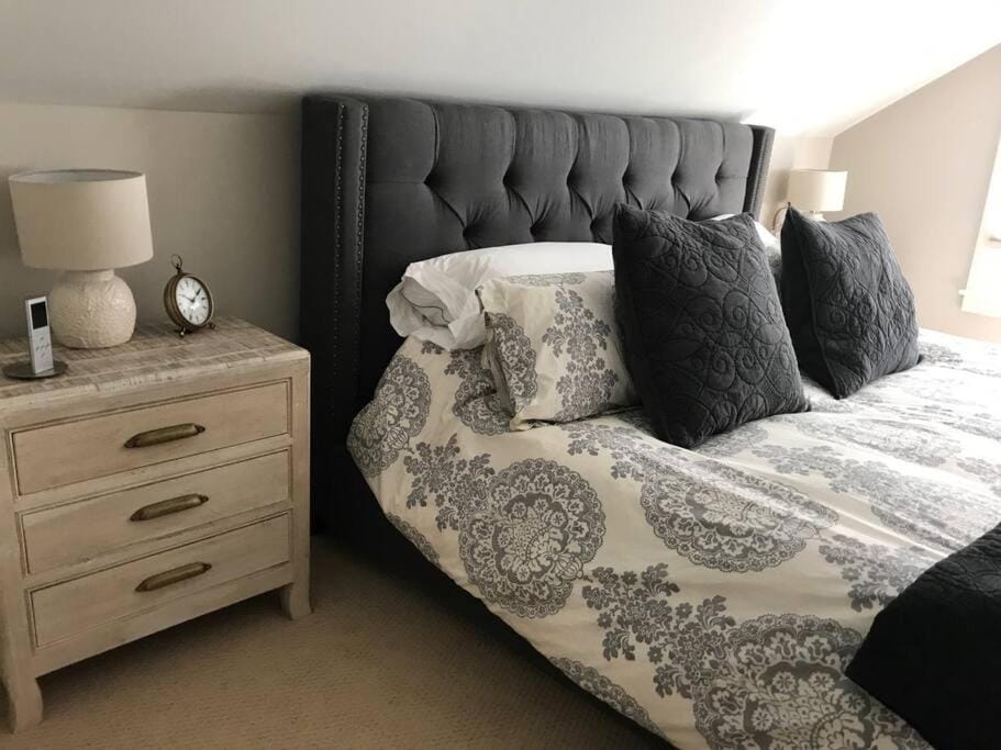 Bed, Seating area, Bedroom