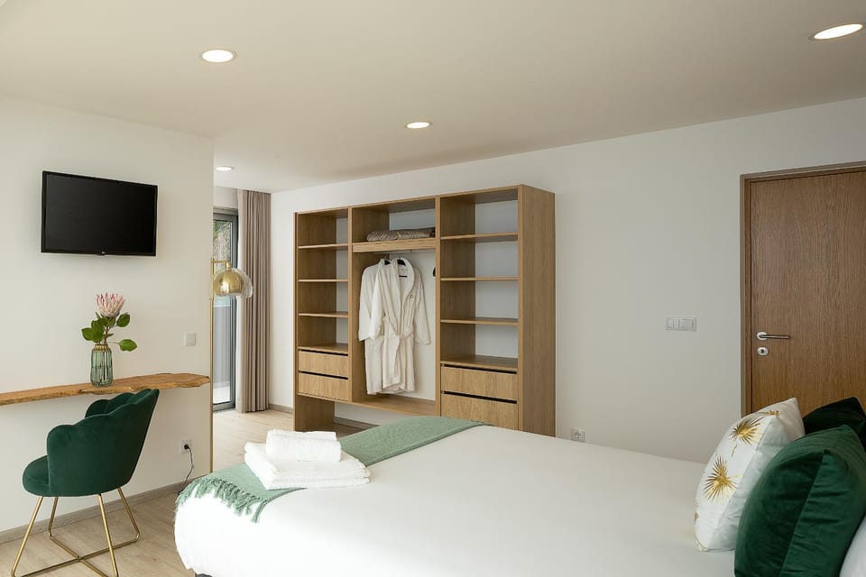 Bed, Bedroom, towels, wardrobe