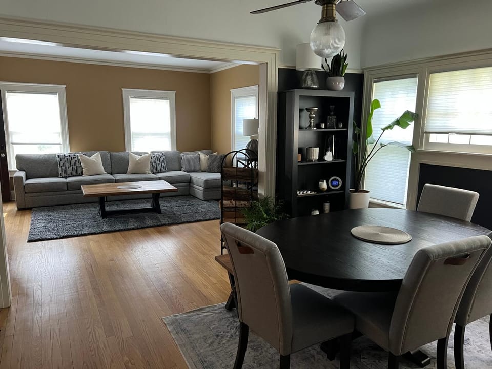 Living room, Seating area, Dining area, fireplace