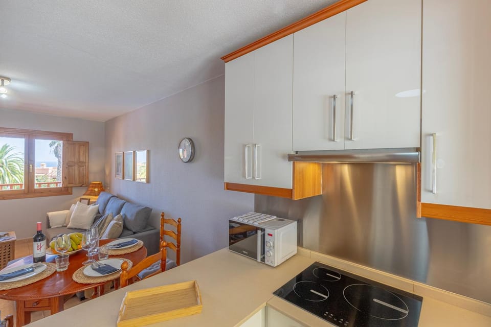 Kitchen or kitchenette, minibar