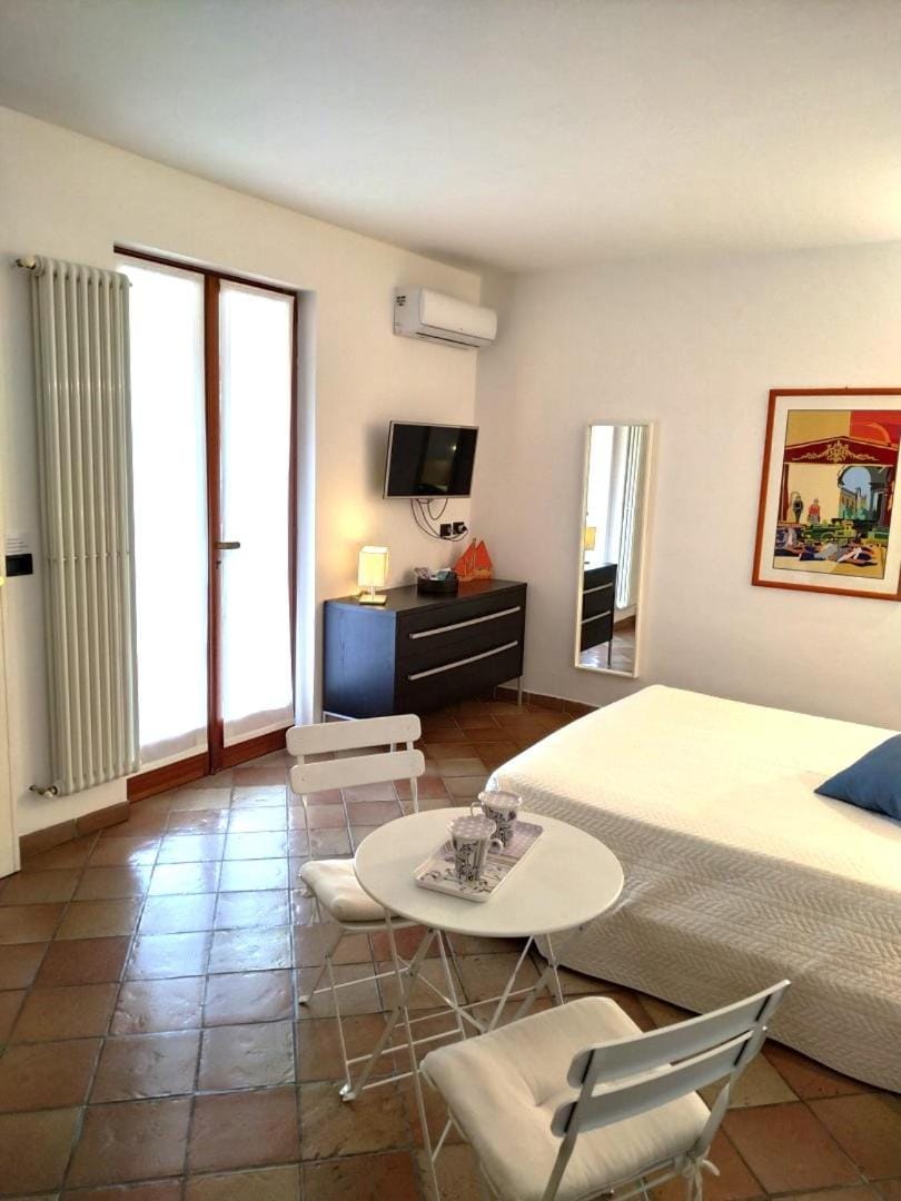 Bed, TV and multimedia, Bedroom