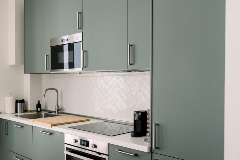 Kitchen or kitchenette, dishwasher, stove