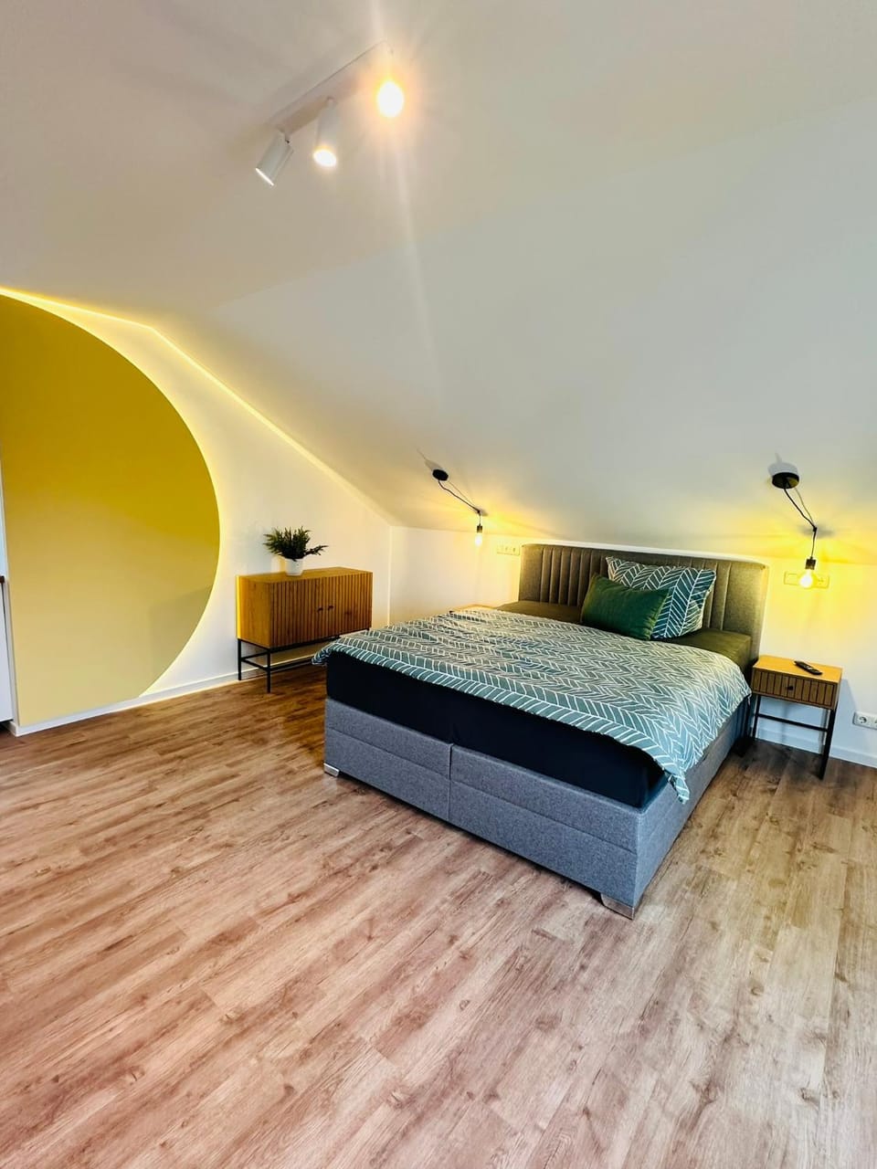 Bed, Photo of the whole room, Bedroom