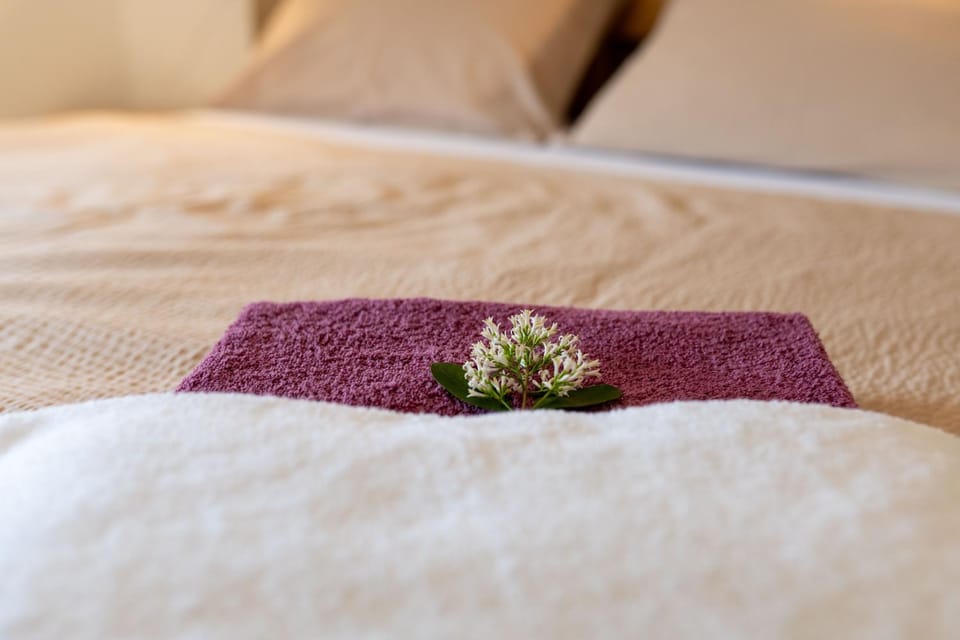 Bed, Bedroom, towels