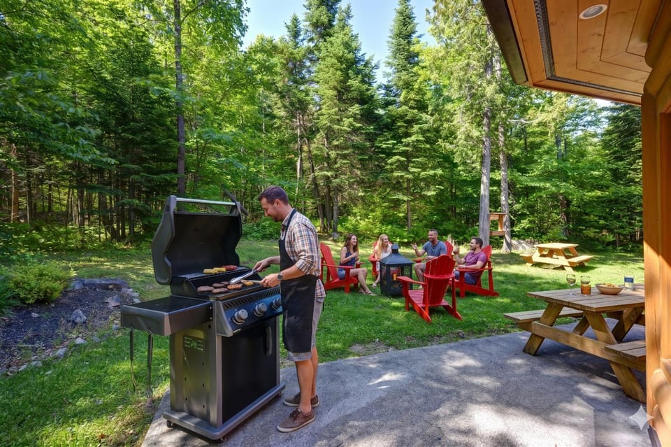 Chalet Bee with Private Hot Tub, Sauna & Pool , Fiddler Lake Chalet in Quebec