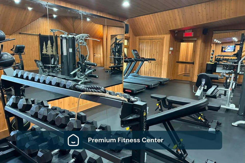 Chalet Bee with Private Hot Tub, Sauna & Pool , Fiddler Lake Chalet in Quebec