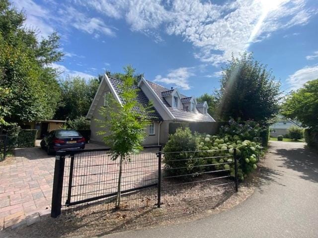 Property building, Neighbourhood, Garden, Parking