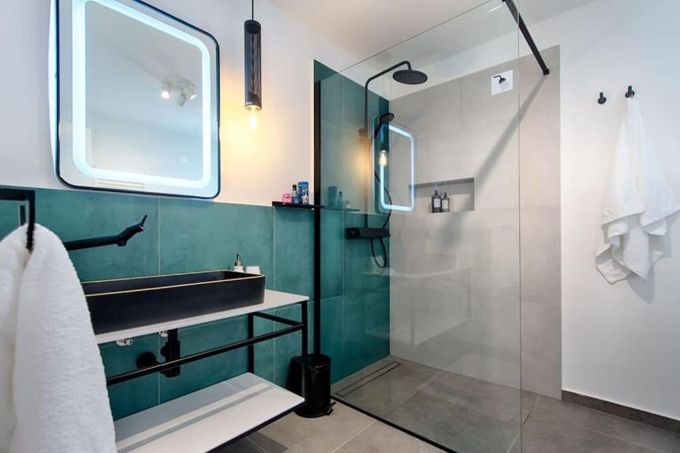 Shower, Bathroom, towels