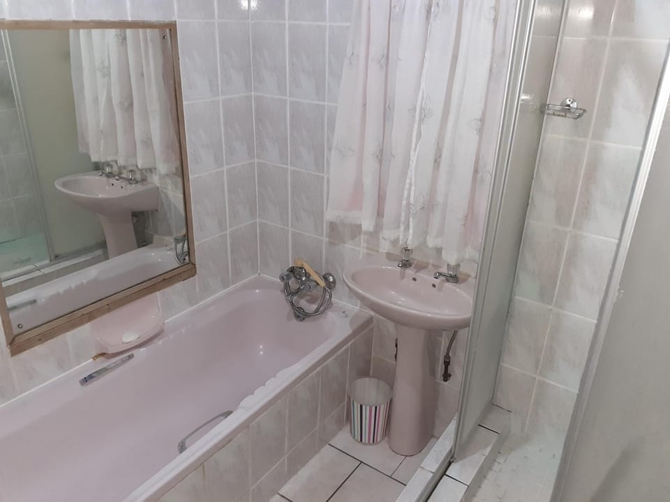 Shower, Toilet, Bathroom, Bath, towels