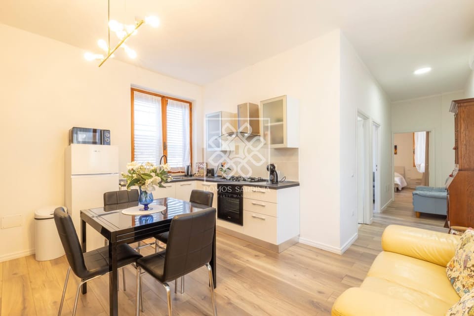 Kitchen or kitchenette, Dining area, stove