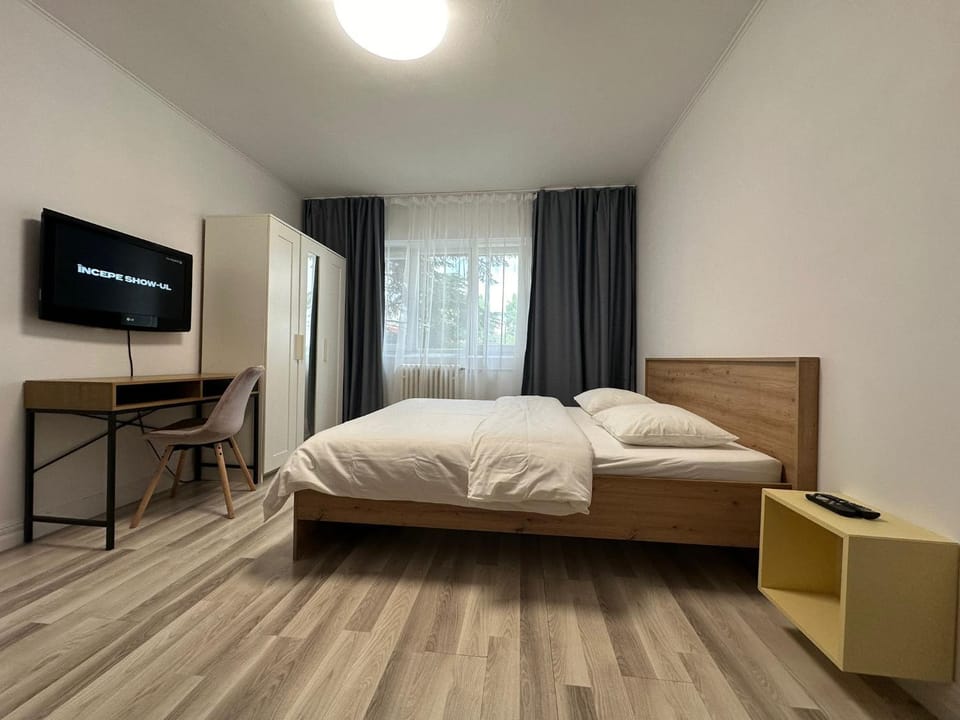 Bed, TV and multimedia, Photo of the whole room, Evening entertainment, Bedroom, hair dresser
