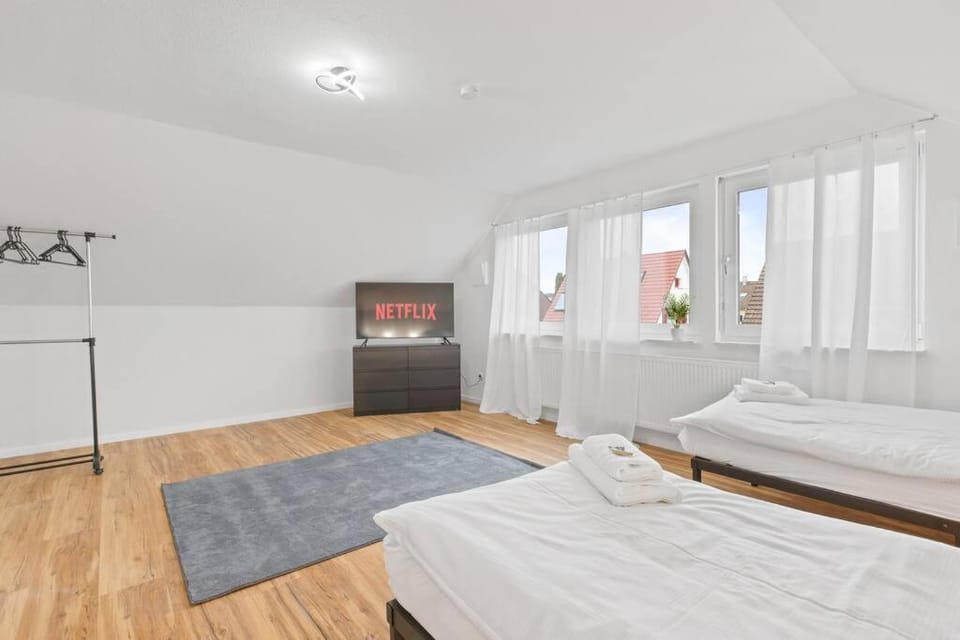 Bed, TV and multimedia, Photo of the whole room, Bedroom, towels