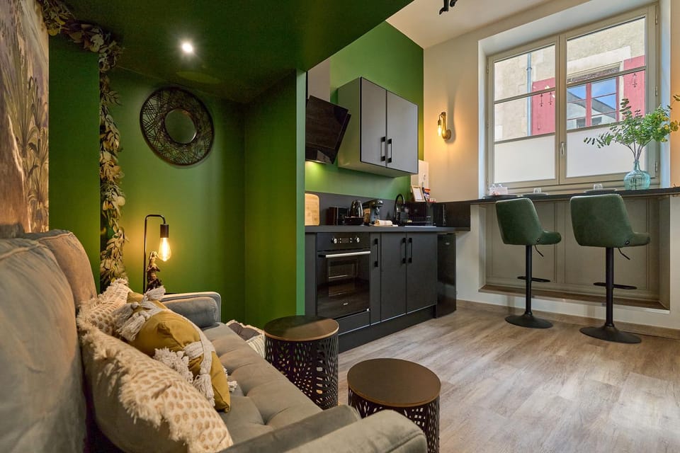 Kitchen or kitchenette, Living room, Seating area, minibar, pet friendly, stove