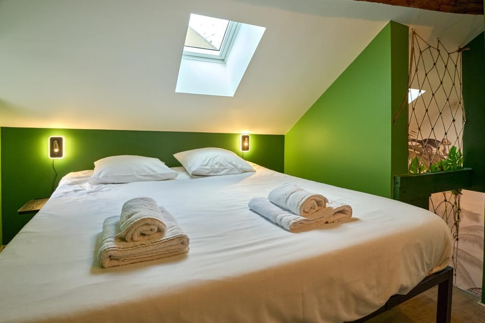 Bed, Photo of the whole room, Bedroom, towels