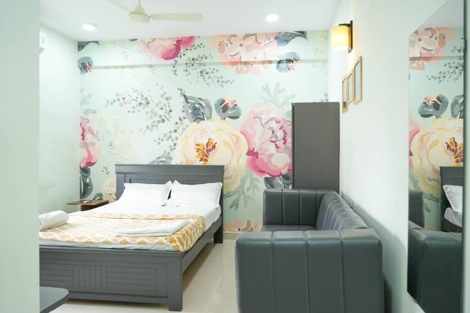 Bed, Photo of the whole room, Seating area