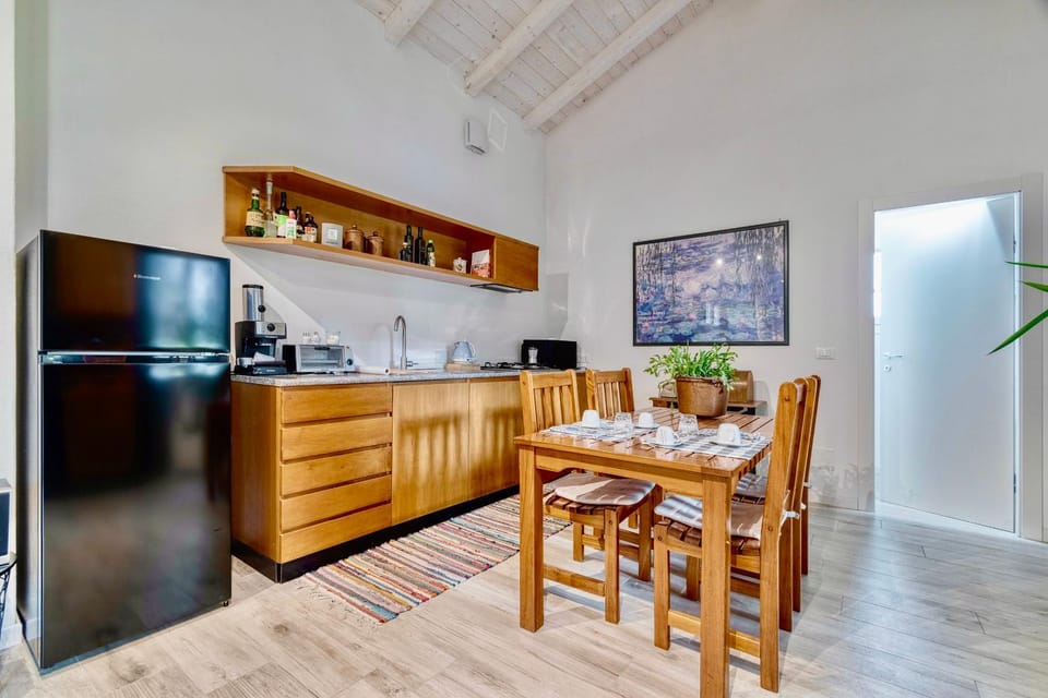 Kitchen or kitchenette, Dining area, oven, stove