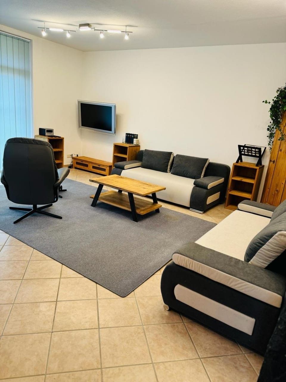 TV and multimedia, Living room, Seating area, Evening entertainment