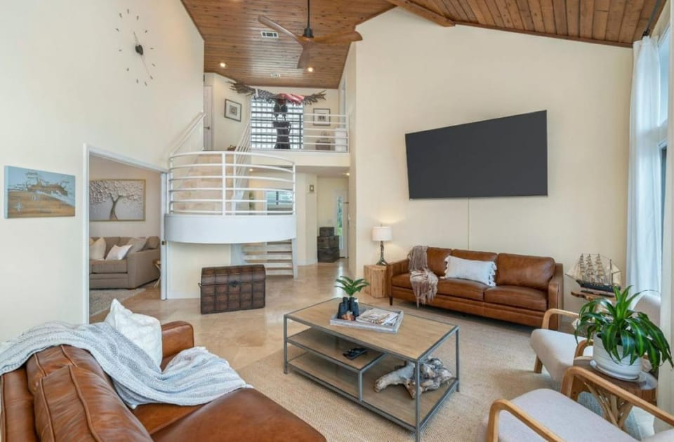 FEATURED ON HGTV'S MY LOTTERY DREAM HOME! Private dock, 15 minute boat ride to Crab Island, 20 minute drive to Destin, Pet Friendly House in Niceville