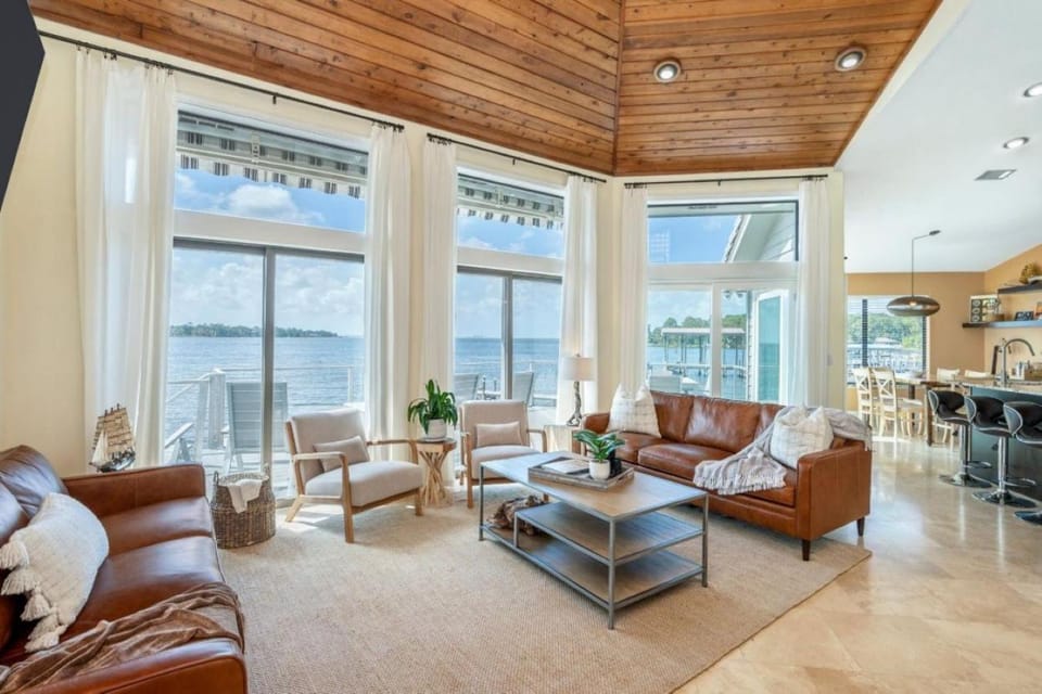 FEATURED ON HGTV'S MY LOTTERY DREAM HOME! Private dock, 15 minute boat ride to Crab Island, 20 minute drive to Destin, Pet Friendly House in Niceville