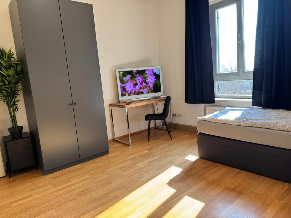 Bed, TV and multimedia, Photo of the whole room, Bedroom, wardrobe