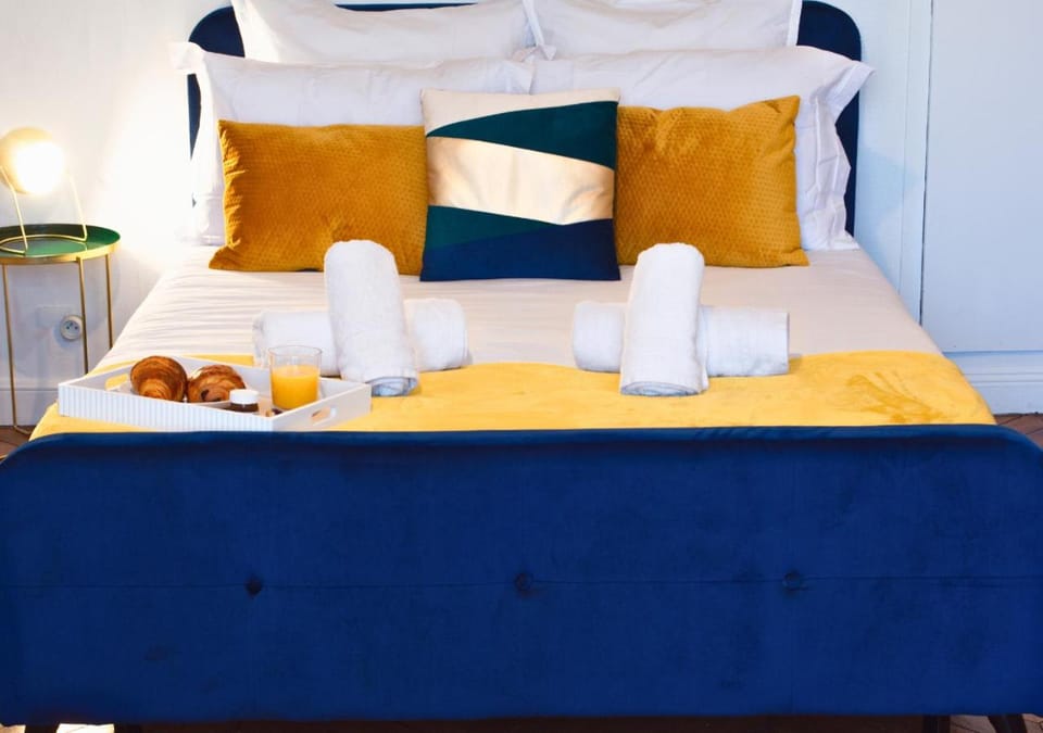 Bed, Bedroom, towels