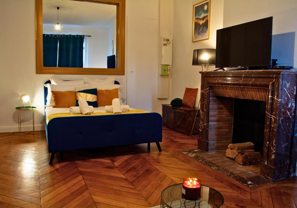 Bed, TV and multimedia, fireplace, towels