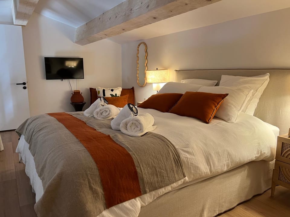 Bed, TV and multimedia, Photo of the whole room, Bedroom, towels