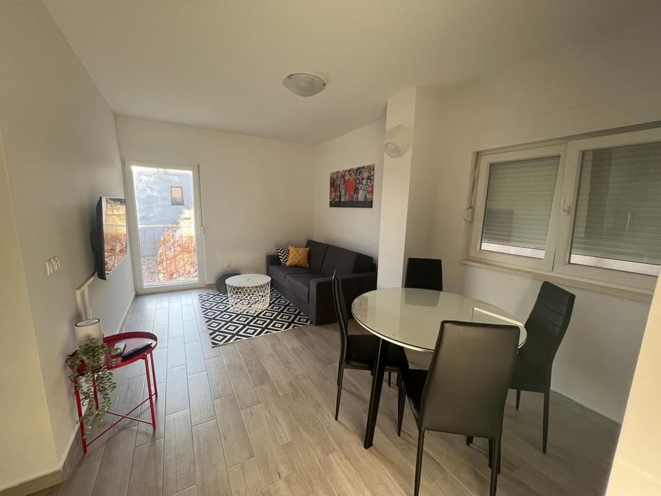 TV and multimedia, Living room, Seating area, Dining area