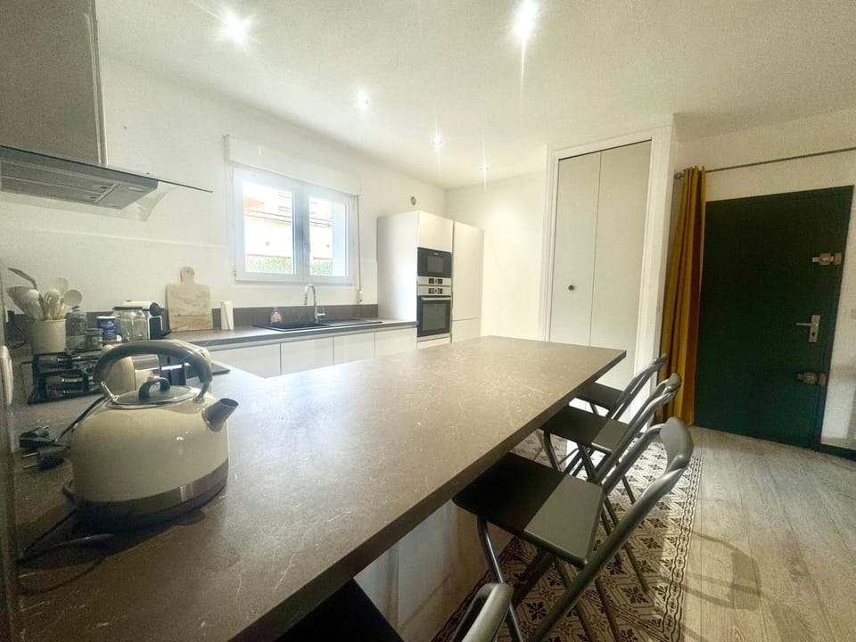 Coffee/tea facilities, Kitchen or kitchenette, Dining area, stove, toaster