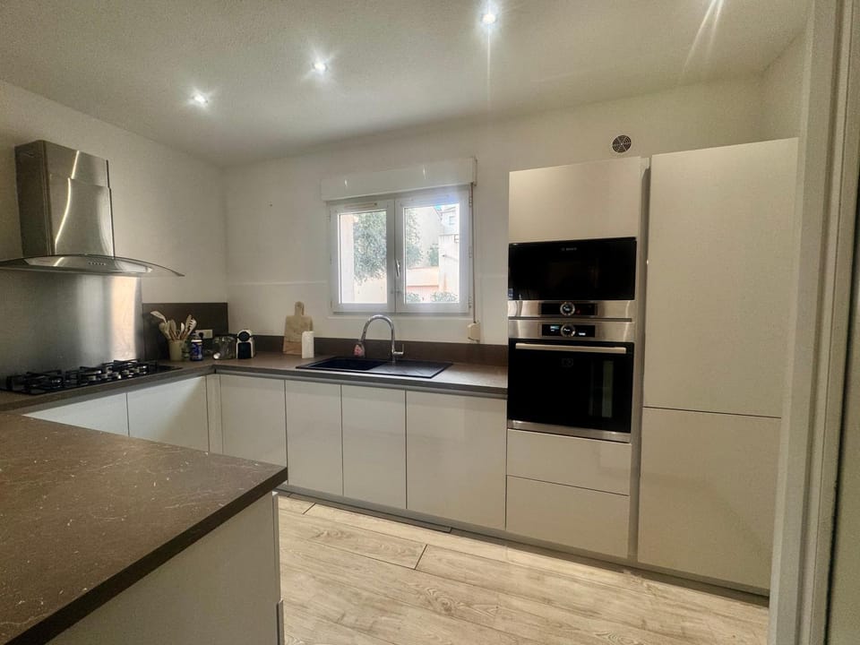 Coffee/tea facilities, Kitchen or kitchenette, dishwasher, oven, stove