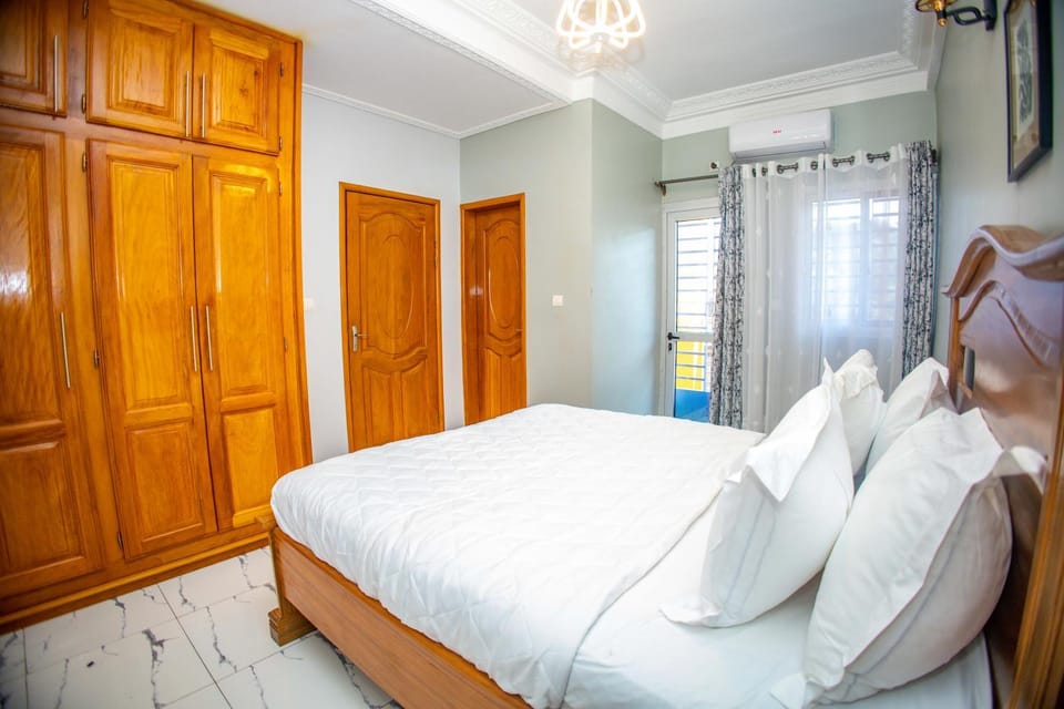 Photo of the whole room, Bedroom