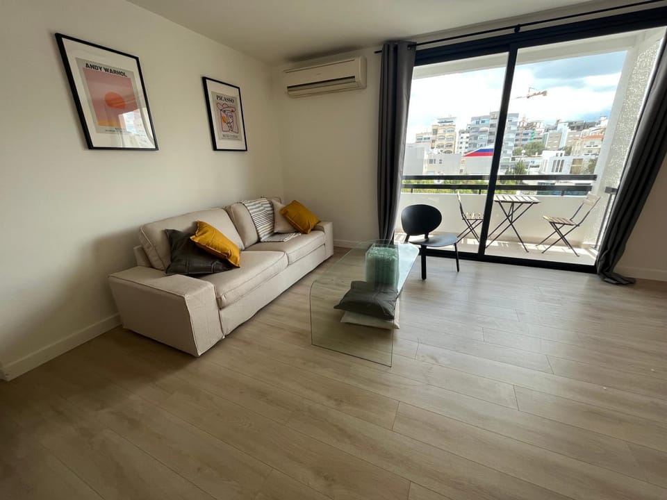 Living room, Seating area, air conditioner