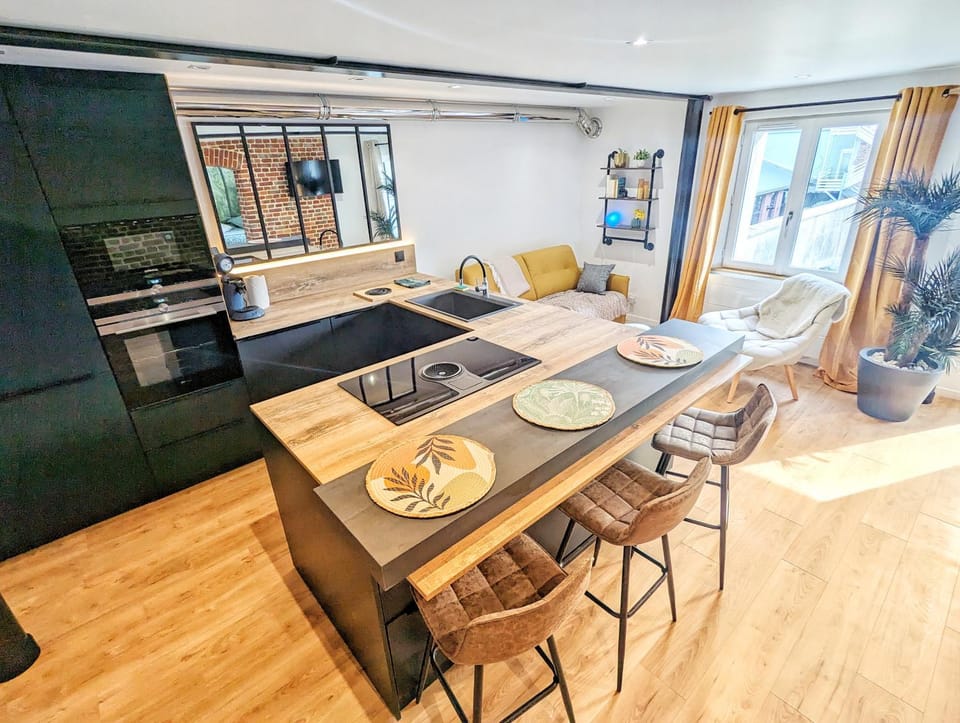 Kitchen or kitchenette, Living room, Seating area, Dining area, minibar, pet friendly, stove