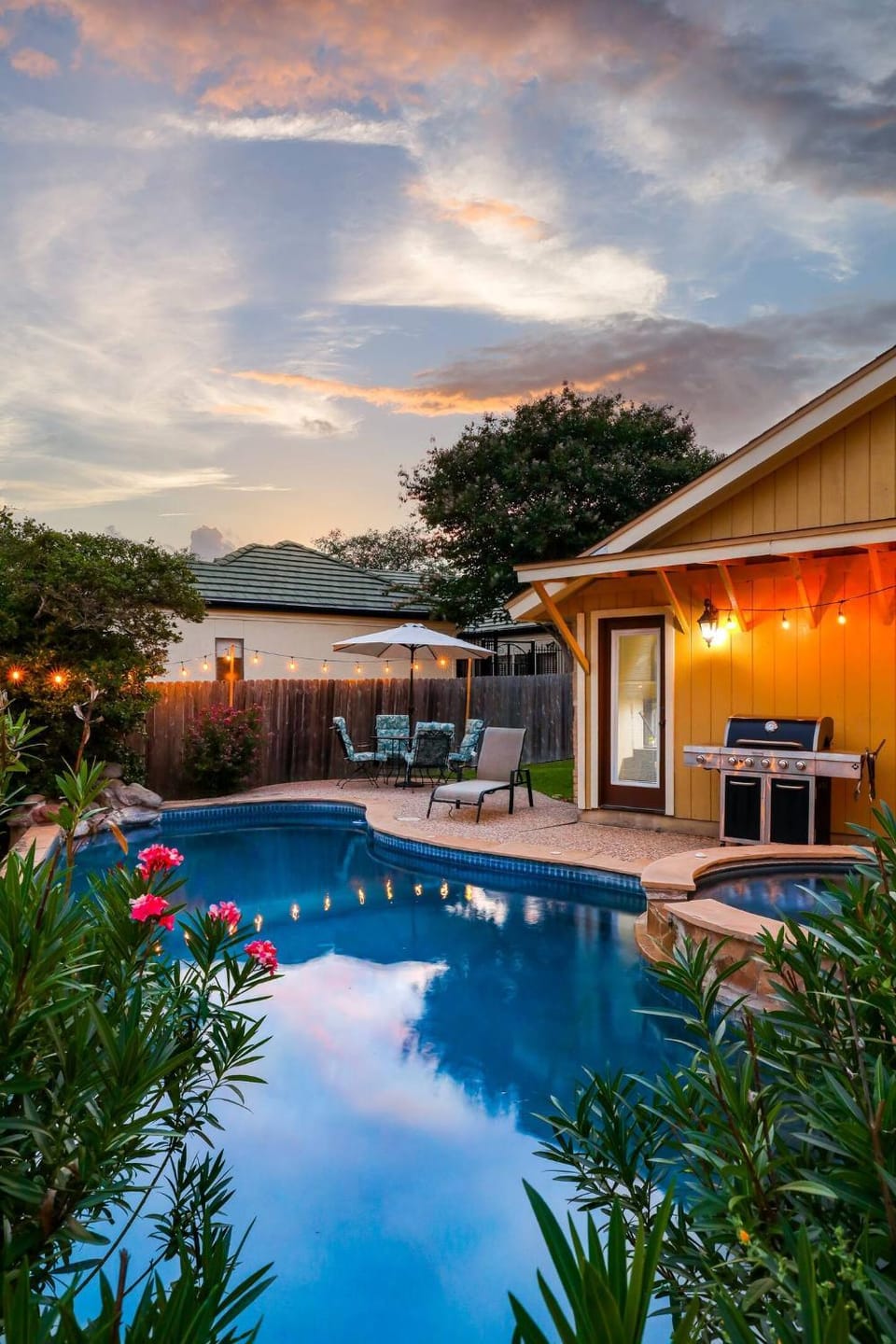 Pool Escape Game Room & Fire Pit House in San Antonio