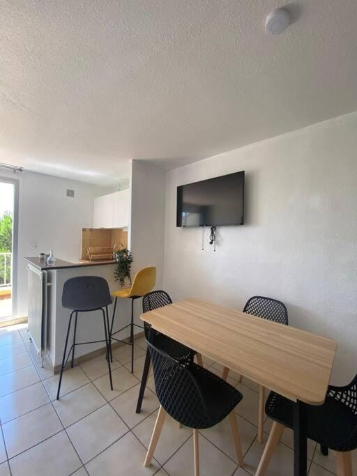 TV and multimedia, Kitchen or kitchenette, Living room, Seating area, Dining area