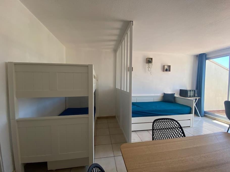 Bed, Living room, Photo of the whole room, Seating area, Dining area, Bedroom