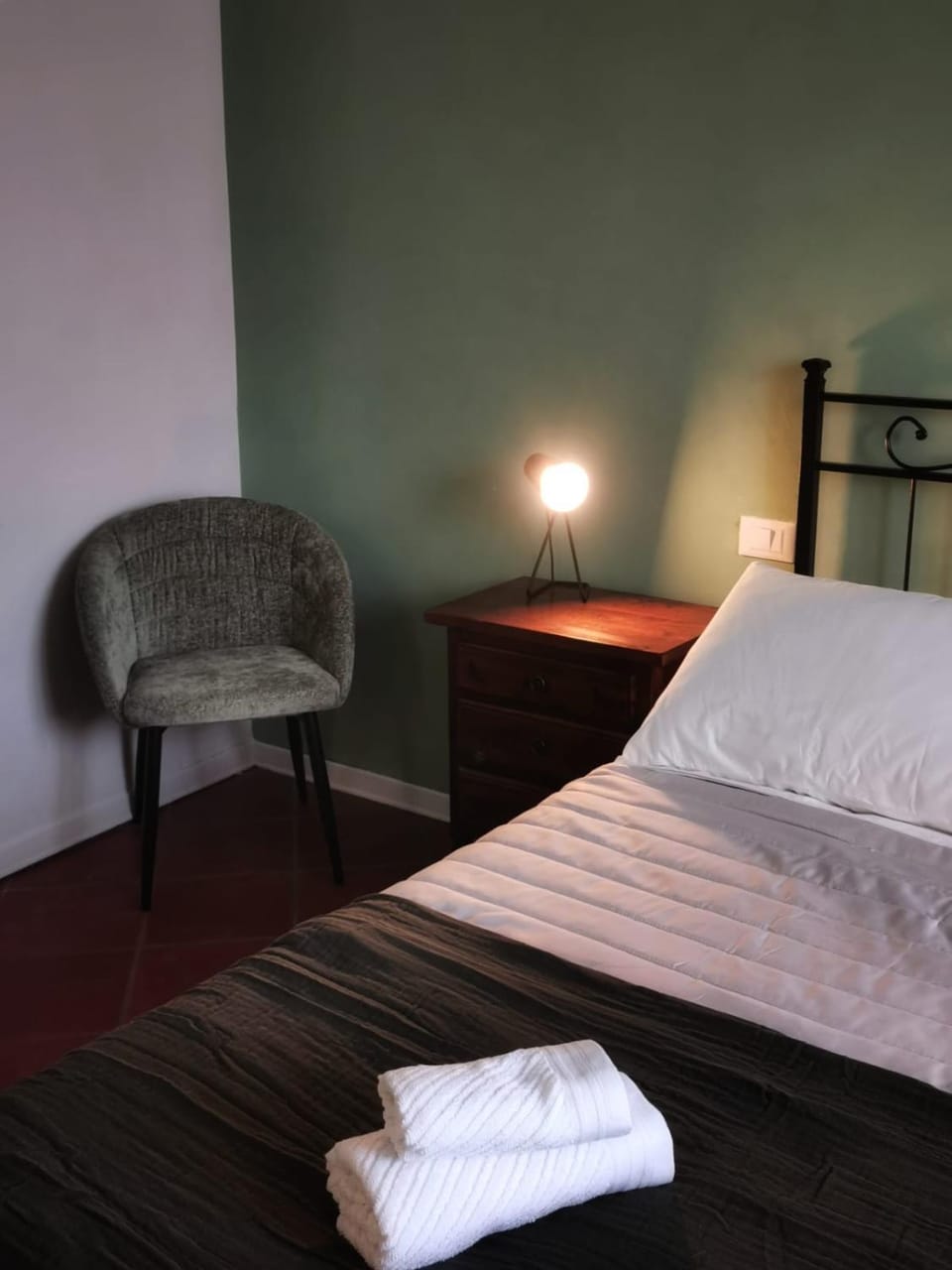 Photo of the whole room, Bedroom
