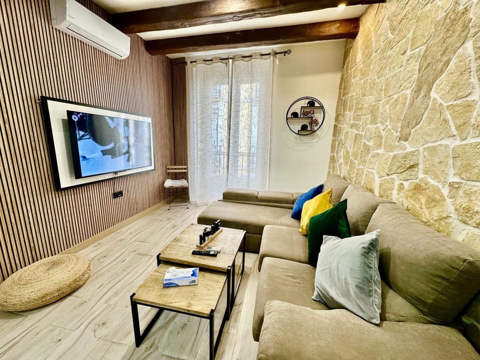 TV and multimedia, Living room, Seating area, air conditioner
