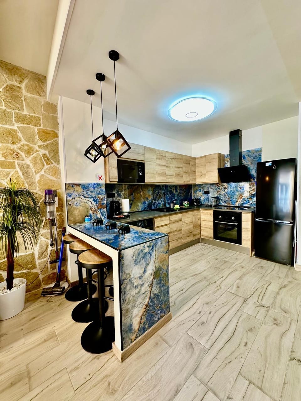 Kitchen or kitchenette, minibar, oven, stove
