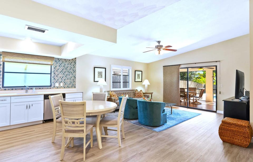 Living room, Seating area, Dining area