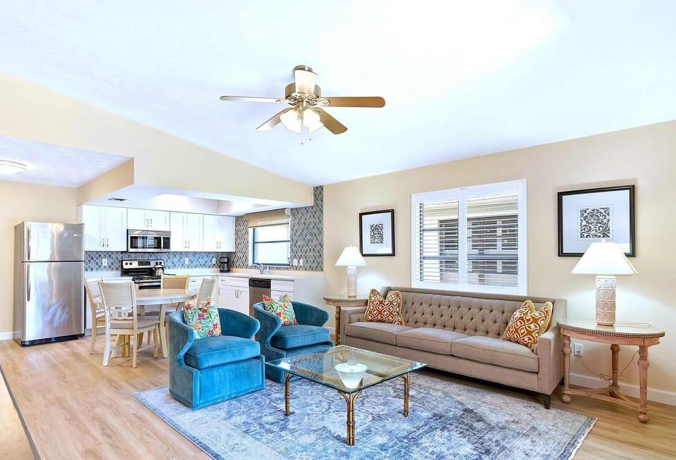 Kitchen or kitchenette, Living room, Seating area, Dining area, oven, stove