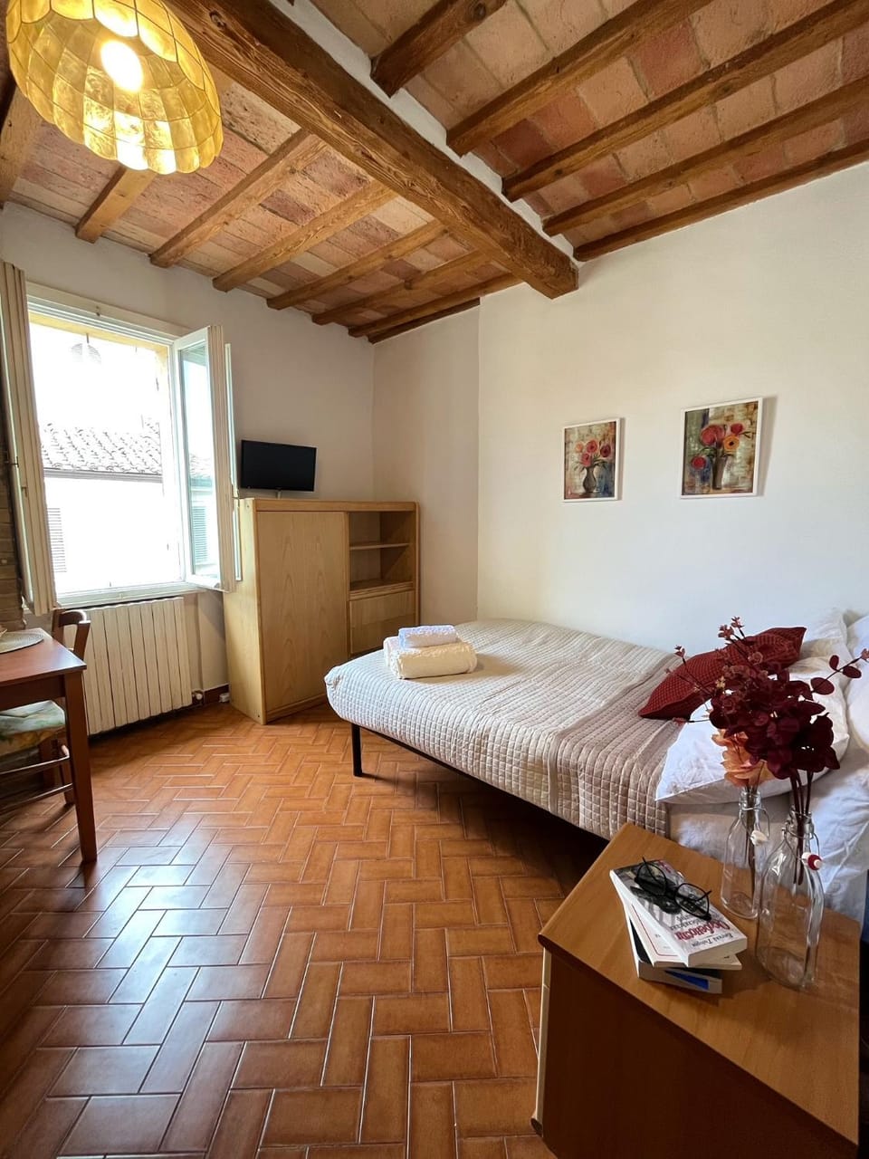 Bed, TV and multimedia, Bedroom