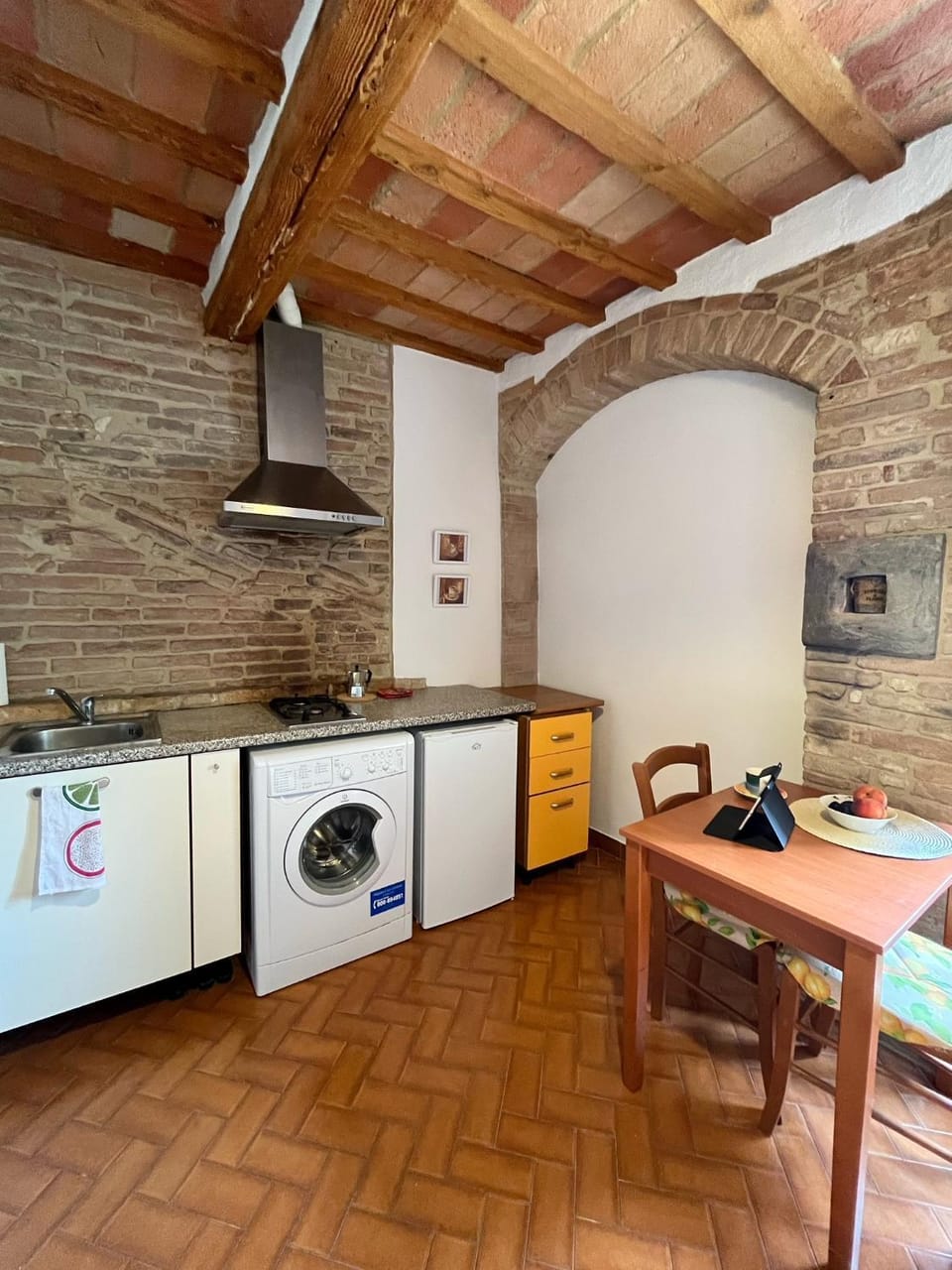 Kitchen or kitchenette, washing machine