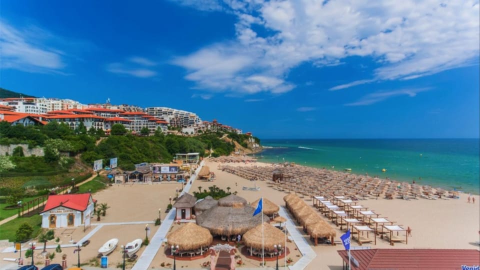 Nearby landmark, Communal lounge/ TV room, Natural landscape, Beach, Evening entertainment, City view, Sea view, Swimming pool, sunbed