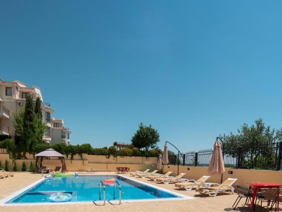 Day, Natural landscape, Pool view, Swimming pool, sunbed